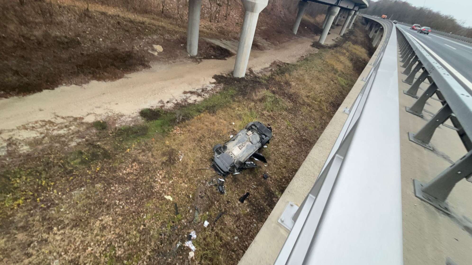 Auto stürzt zehn Meter von Brücke