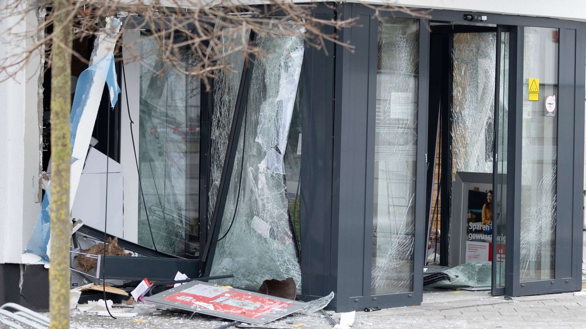 Unbekannte sprengen Geldautomaten und flüchten