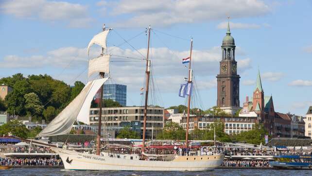 Segelschiff brennt im Hamburger Hafen nahe Elbphilharmonie