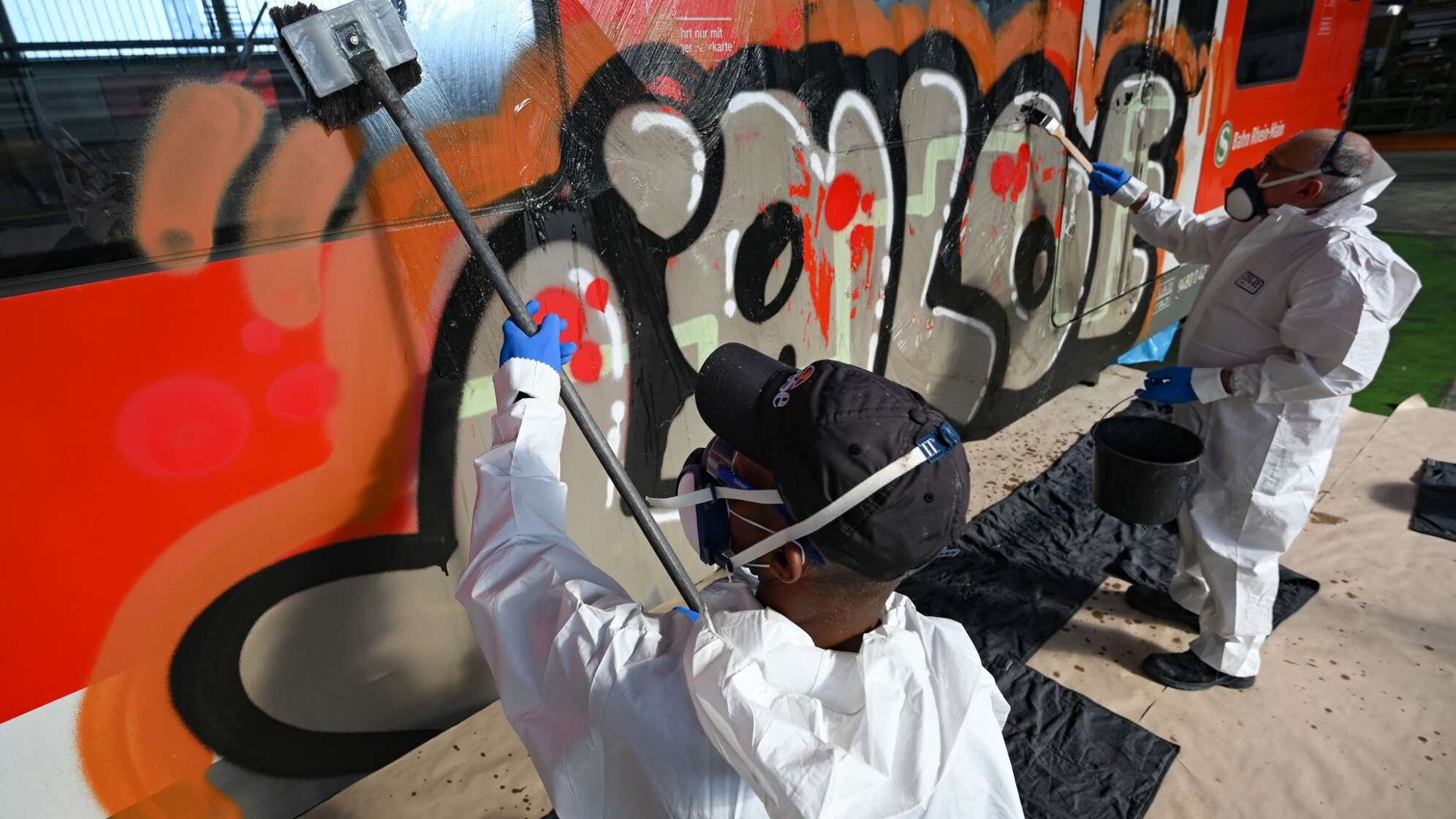 Graffiti-Entfernung bei der Bahn