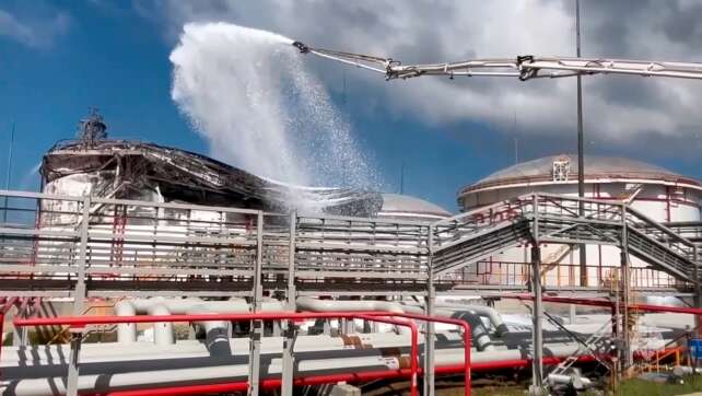 Ukraine attackiert Tanks mit Erdölprodukten – Großbrand