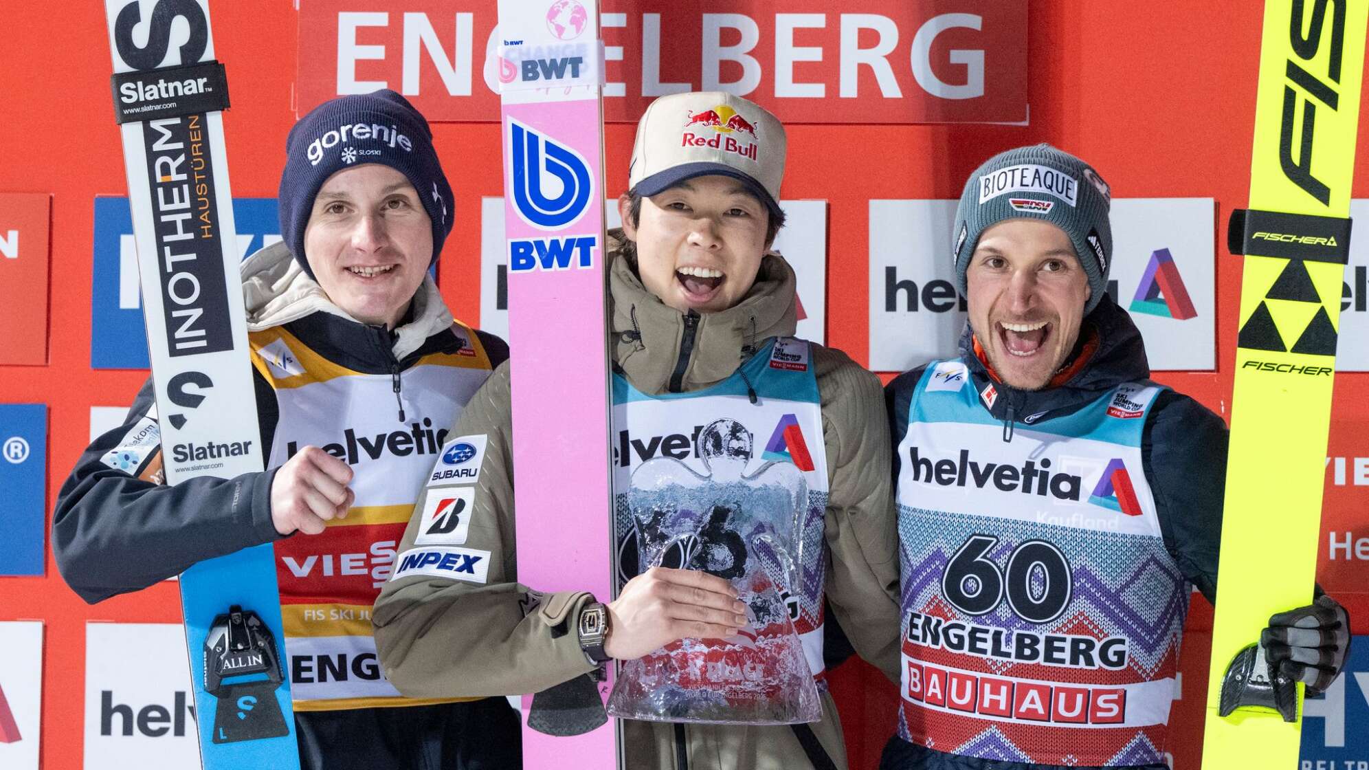 Domen Prevc, Ryoyu Kobayashi und Felix Hoffmann (l-r).
