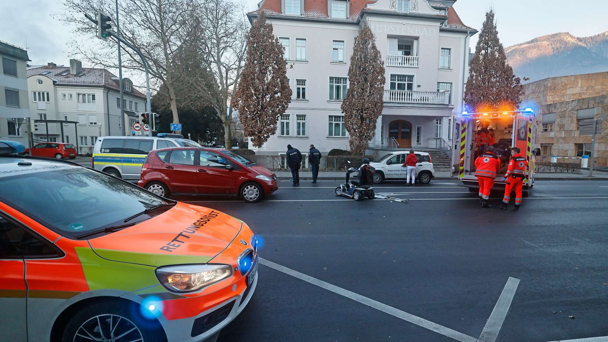 Autofahrerin erfasst Senior in Krankenfahrstuhl
