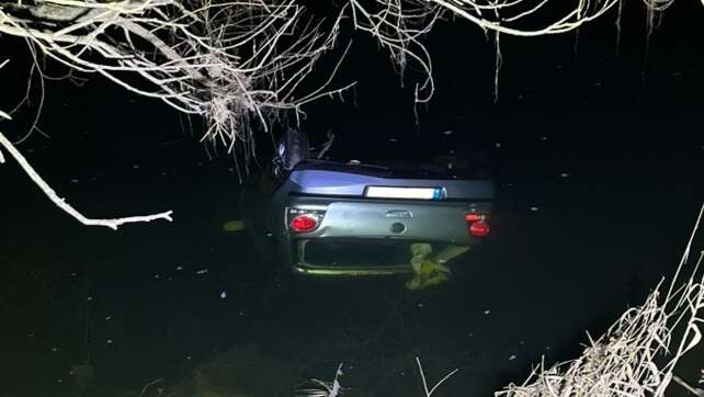 Auto landet im Main – Vier junge Menschen retten sich selbst