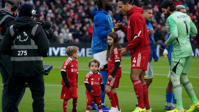 Diogo Jotas Söhne als Einlaufkinder beim Liverpool-Spiel
