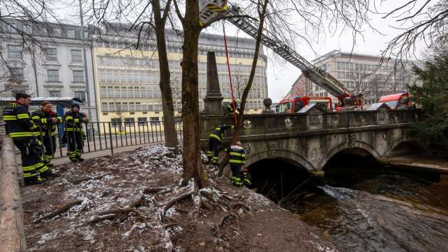 Einsatz an Münchner Eisbachwelle - Feuerwehr entfernt Rampe