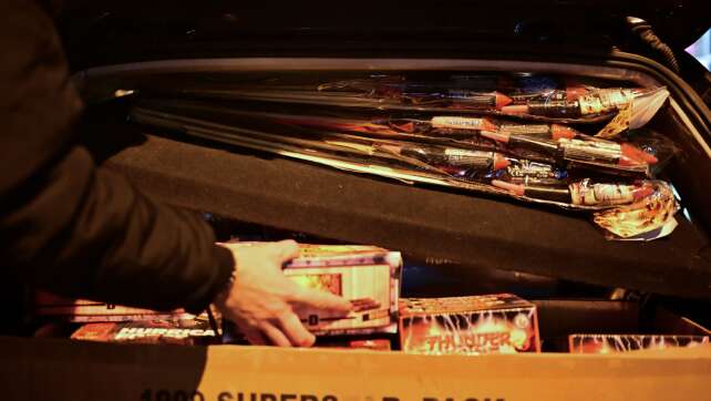 Unbekannte stehlen Raketen und Böller aus Baumarkt-Lager