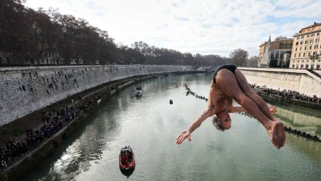 Spektakuläres Neujahrsspringen in den Tiber in Rom