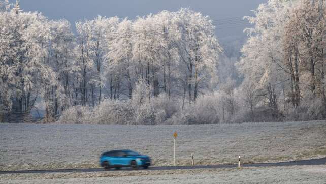 Schnee in Franken - Laster stehen quer, Busse fahren nicht