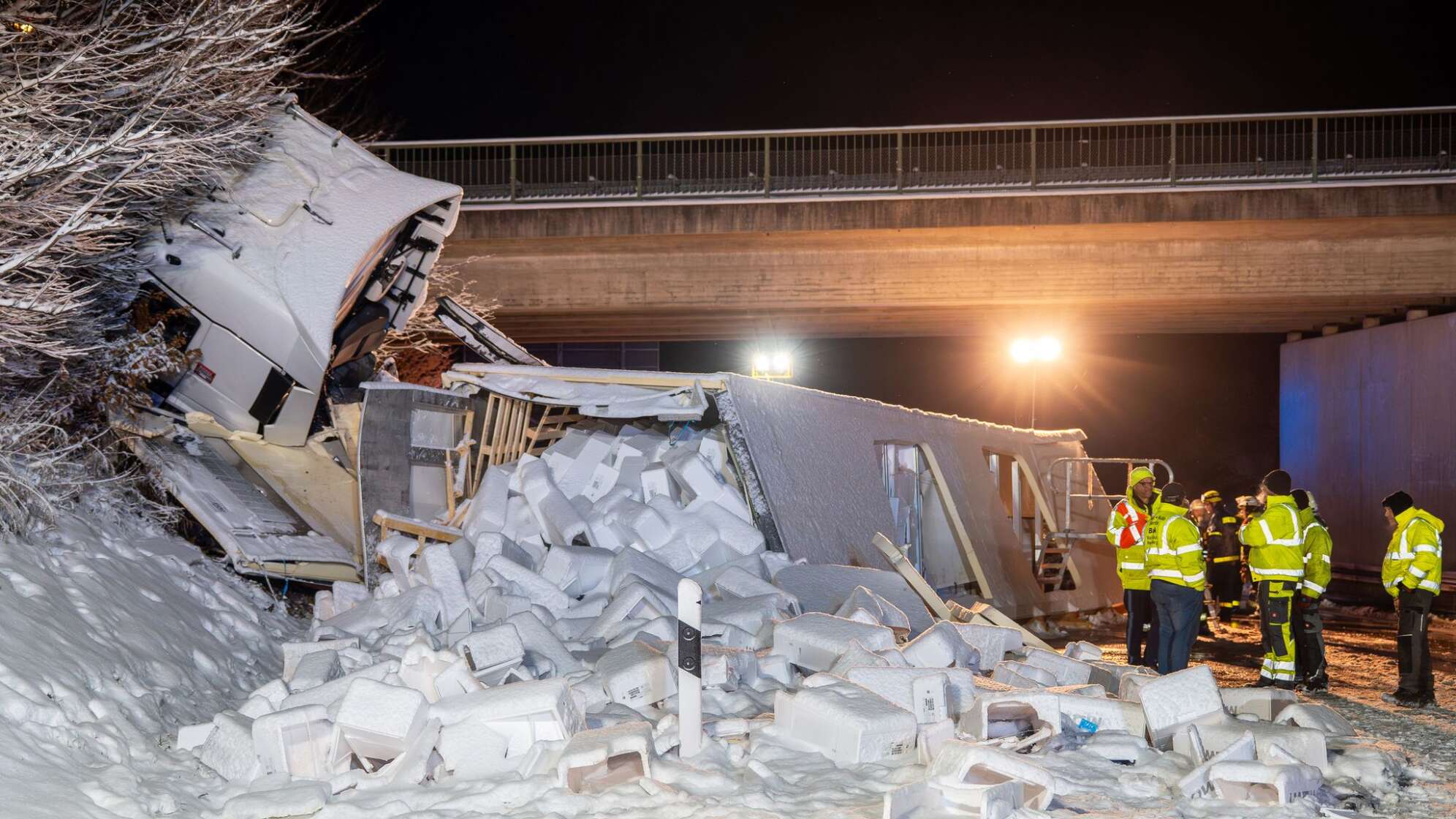 Lkw kippt auf schneeglatter Autobahn um