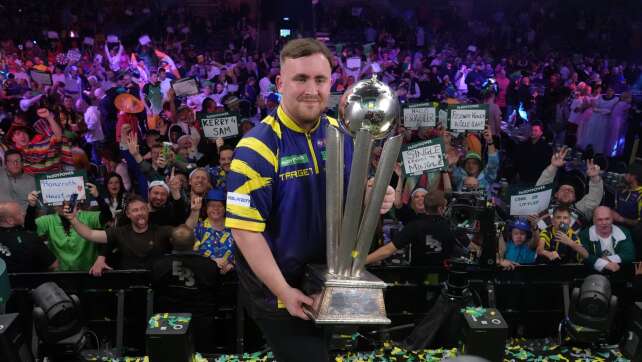 Größter Gegner Wespe: Littler nimmt Darts-Welt auseinander