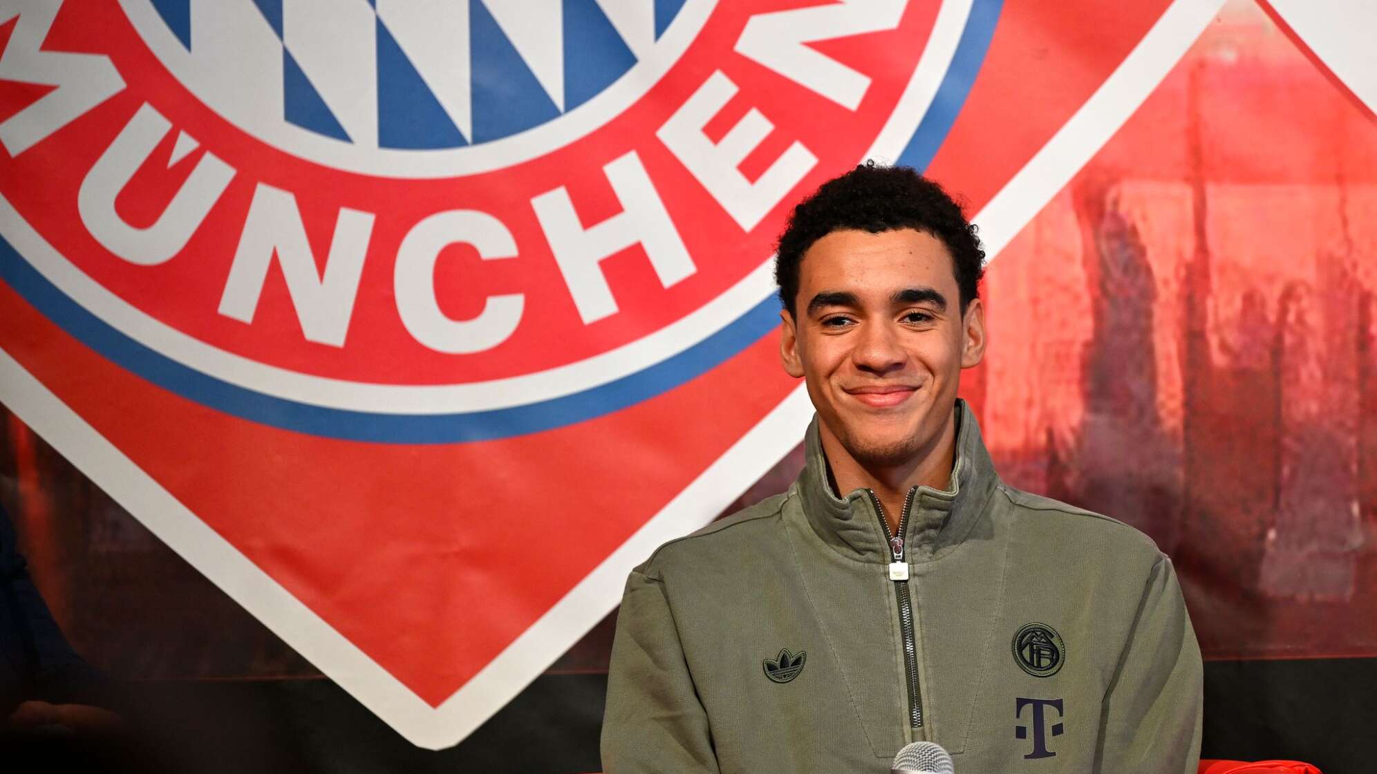 Jamal Musiala besucht Fanclub in Simbach am Inn