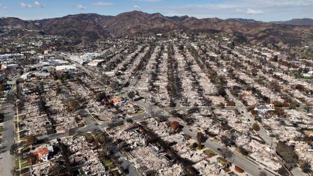 Fahnen auf halbmast - Erinnerung an Brände in Los Angeles