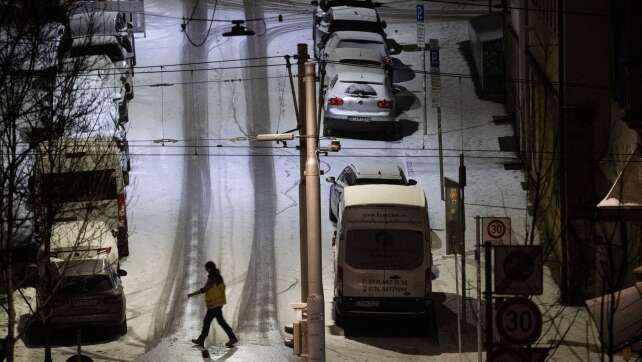 Wetterdienst warnt vor Glätte: Schnee und Frost bleiben