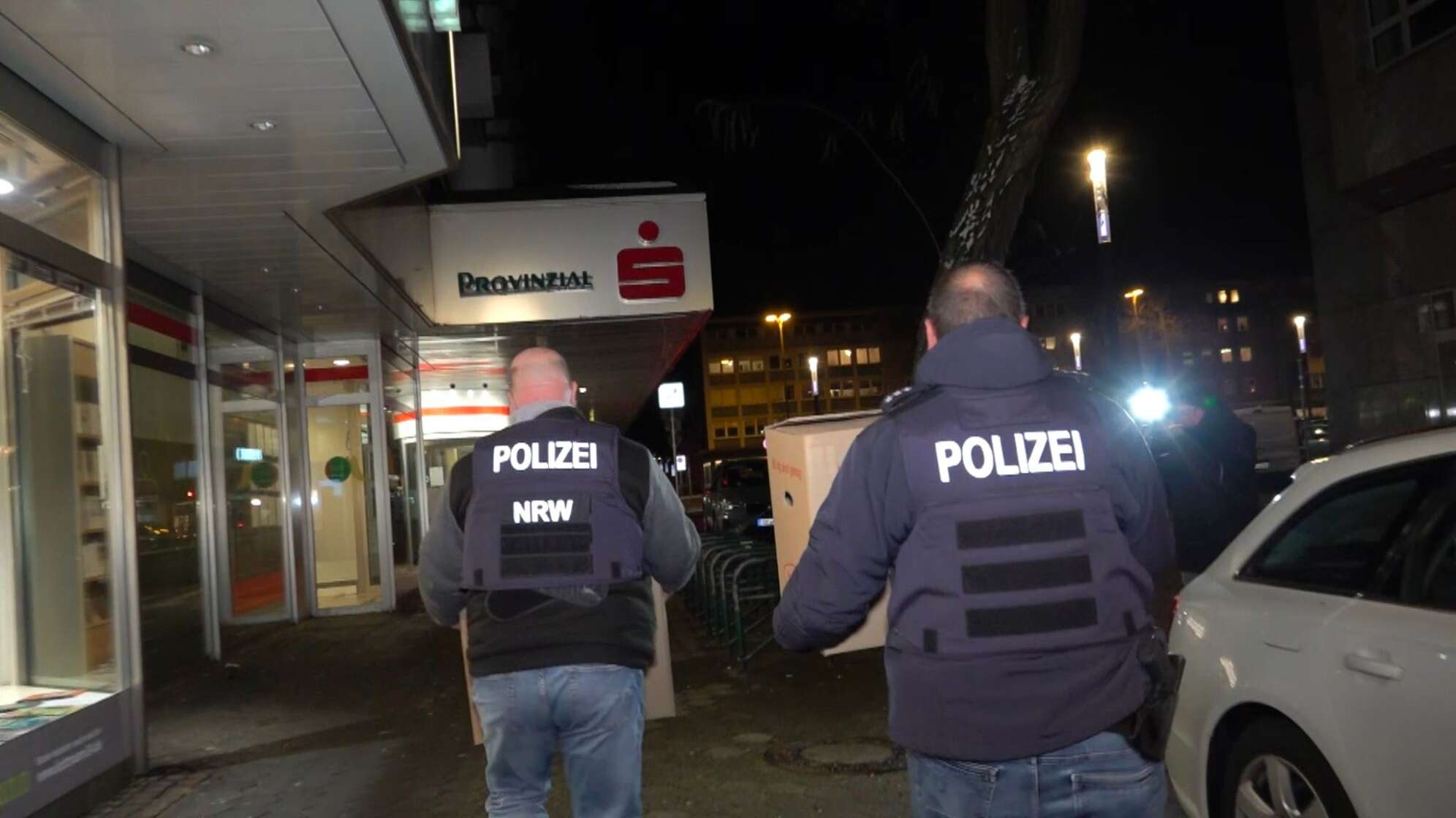 Polizei durchsucht Sparkasse nach Millionen-Coup