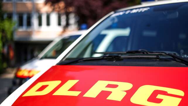 Auto versinkt in eisigem Wasser - Glück im Unglück