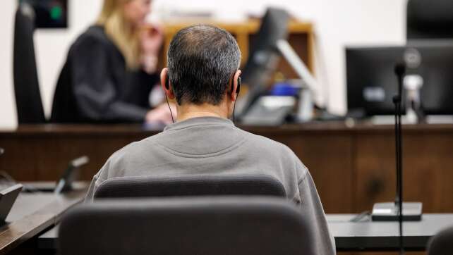 Mord aus Rache auf Fest? - Angeklagter schweigt vor Gericht