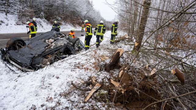 Junger Mann prallt mit Auto gegen Baum und stirbt