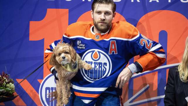 Mit Hund und Familie: Oilers ehren Draisaitl für 1000 Punkte