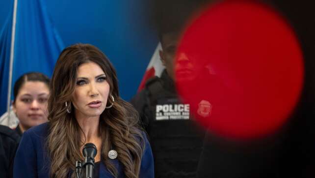 US-Ministerin: Senden Hunderte Bundesbeamte nach Minneapolis