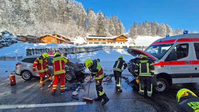 Nach Unfall: Verletzte Sanitäter versorgen Verursacher