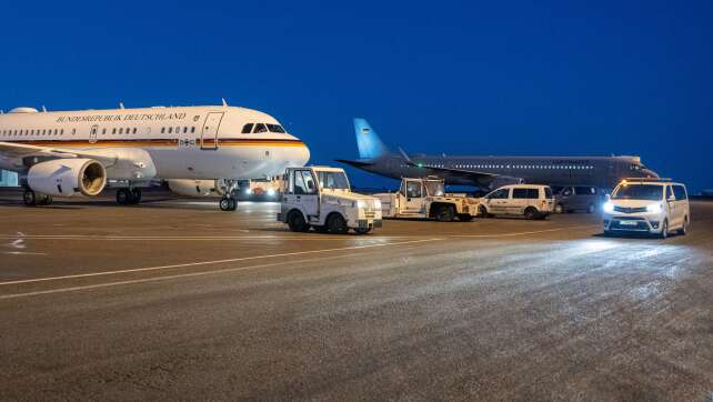 Ministerium rechtfertigt Einsatz zweier Regierungsflieger