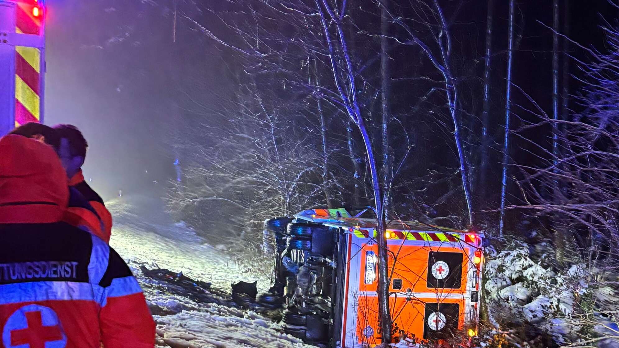Kleintransporter prallt gegen Rettungswagen