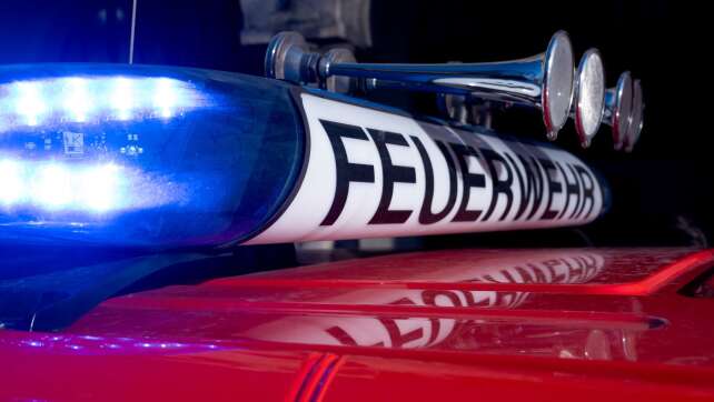 Auto rutscht über See, als Feuerwehr Eisstockschießen spielt