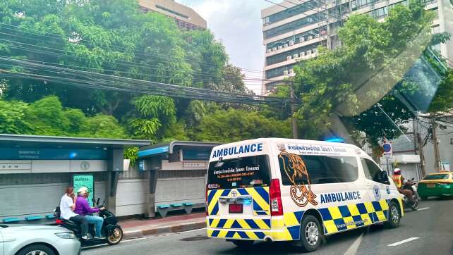 Zug kracht in Baukran – mindestens zehn Tote in Thailand