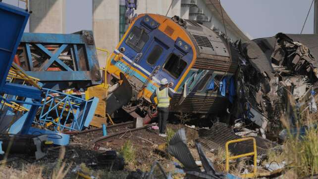 Baukran stürzt auf Zug - mindestens 22 Tote in Thailand