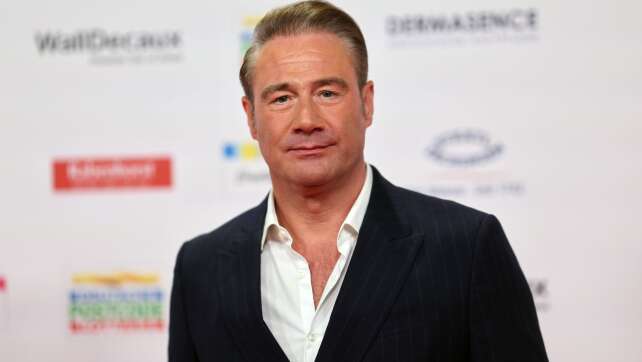 Sänger Sasha bringt sein Kind mit Golfcart zur Schule