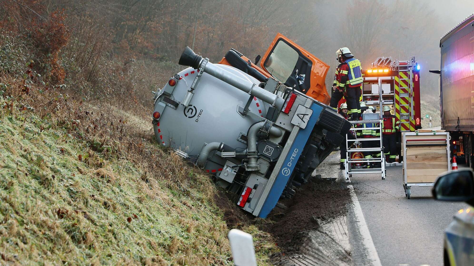 Laster voll Blutwasser kippt um