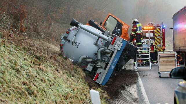 Laster mit Blutwasser an Bord kippt um