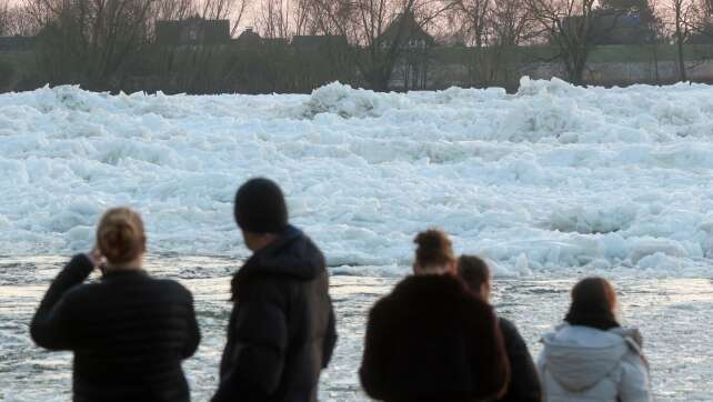 Meterhohe Eisberge an der Elbe bei Hamburg