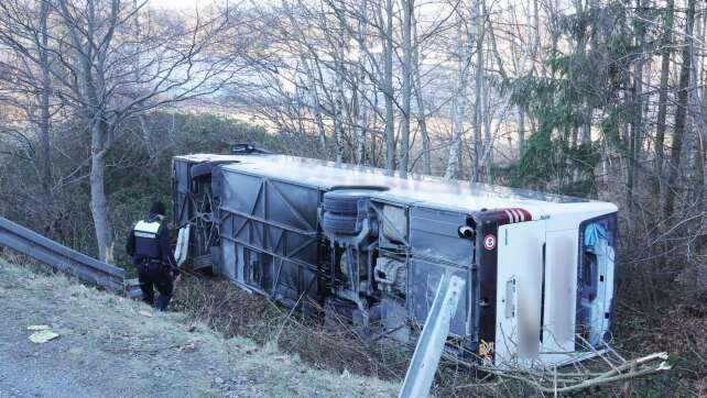 Bus mit Schülern kippt an Böschung um - Verletzte