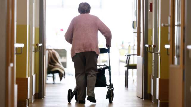 Pflege im Heim immer teurer - wie lange noch?