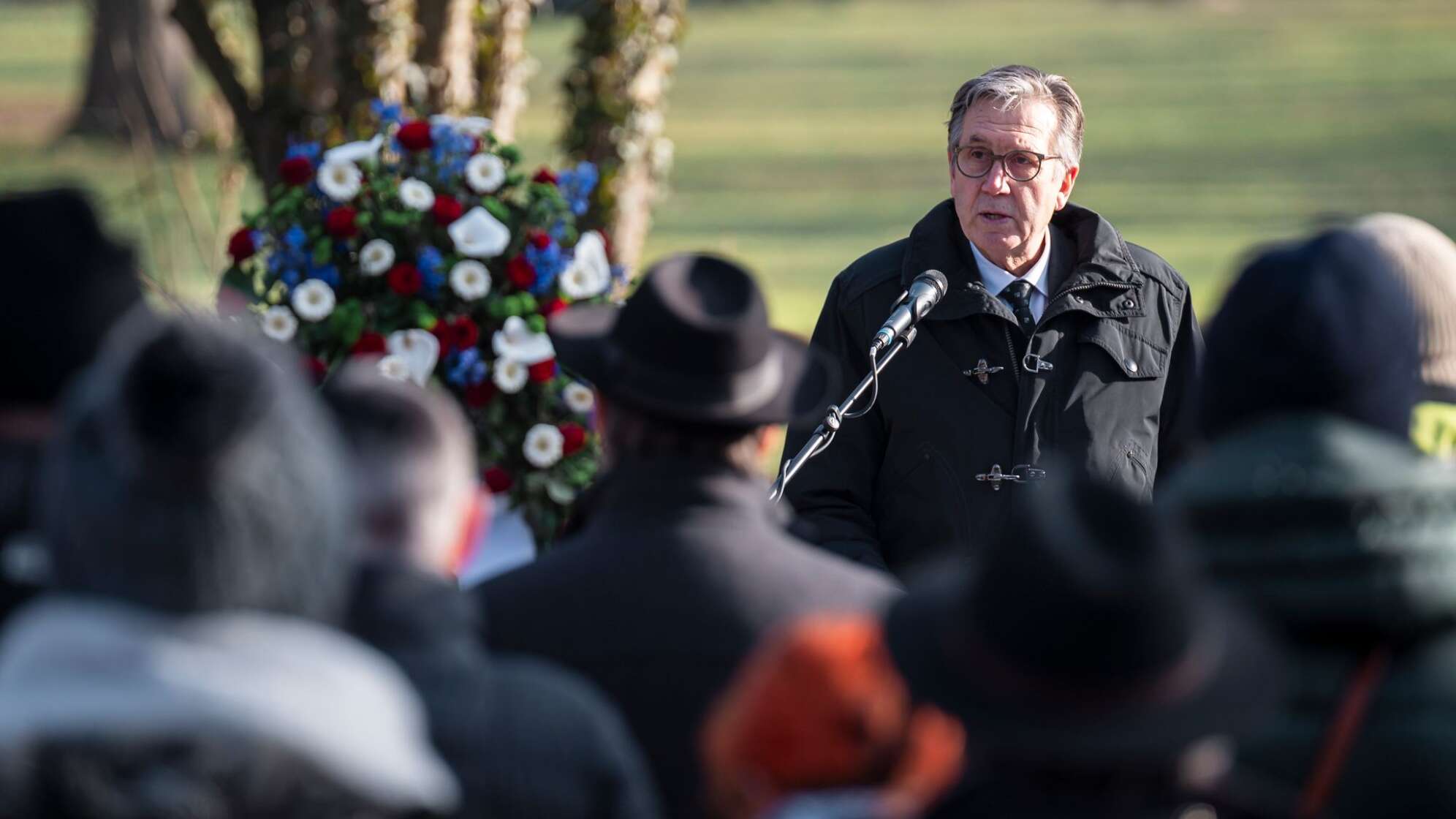 Kranzniederlegung für Opfer der Messerattacke im Park Schöntal