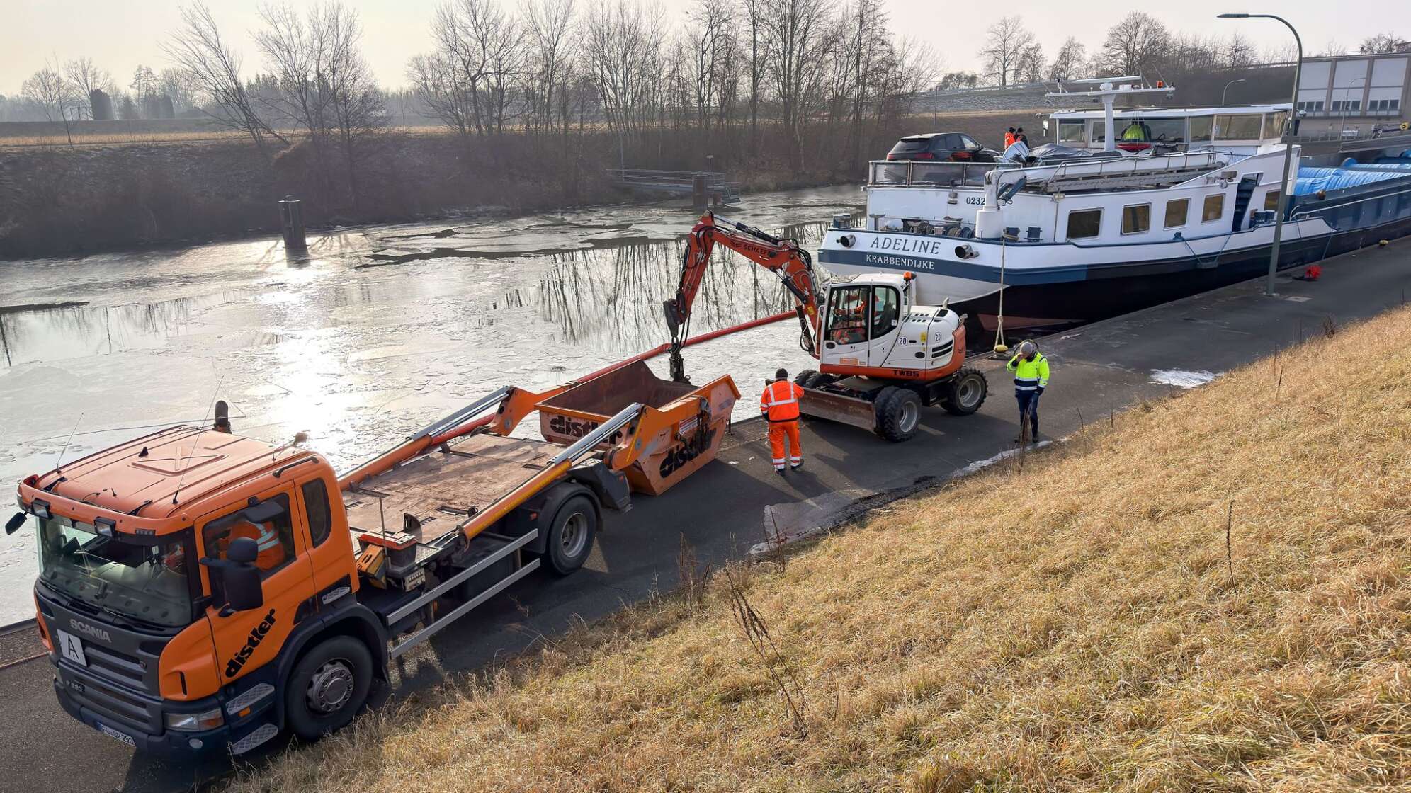 Main-Donau-Kanal bei Forchheim nach Schiffsunfall gesperrt