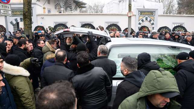 Trauerfeier im Berliner Clan-Milieu - Polizei im Einsatz