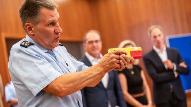 Tödliche Schüsse aus der Dienstwaffe: Mehr Taser für Polizei