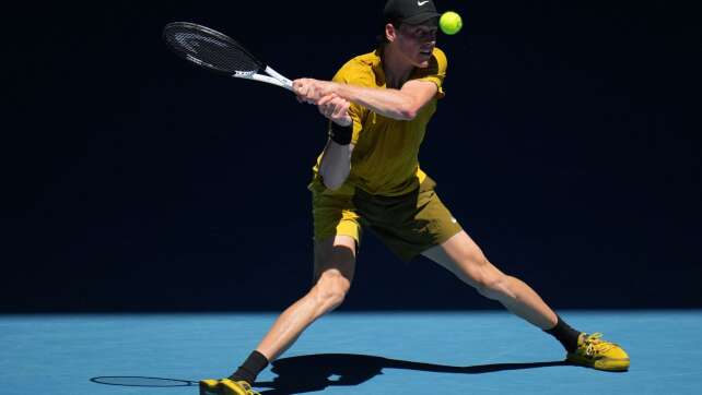 Trotz Hitze und Krämpfen: Sinner in Melbourne weiter