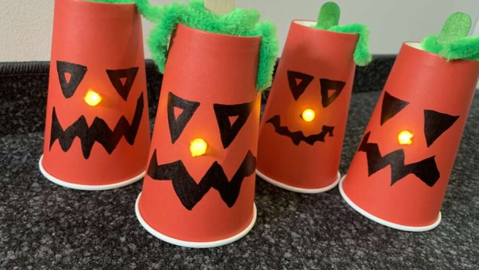 DIY: Kürbisgeist-Leuchten aus Pappbechern