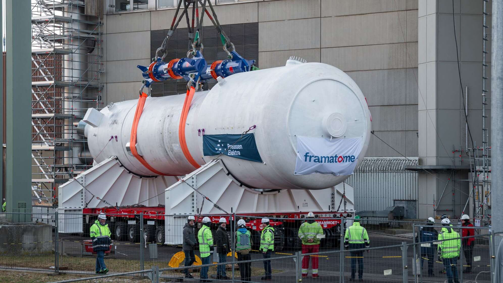 Dampferzeuger werden aus ehemaligem Atomkraftwerk geholt