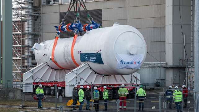 Rückbau in Zeitlupe - Dampferzeuger verlassen Reaktorgebäude