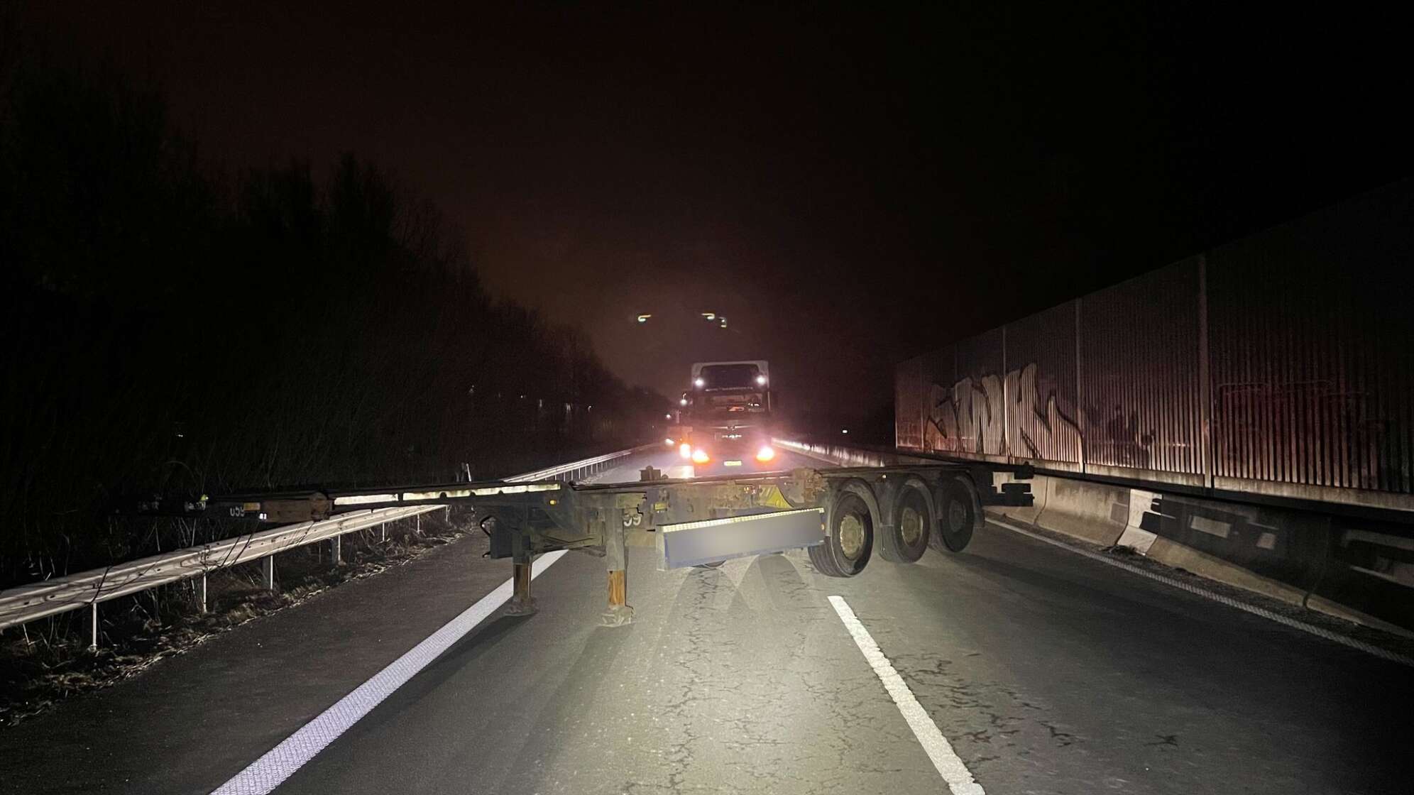 Sattelauflieger steht quer auf der A281