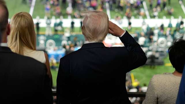 Trump bleibt Super Bowl fern und kritisiert Sänger