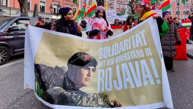 Kurden protestieren gegen Vorrücken des syrischen Militärs