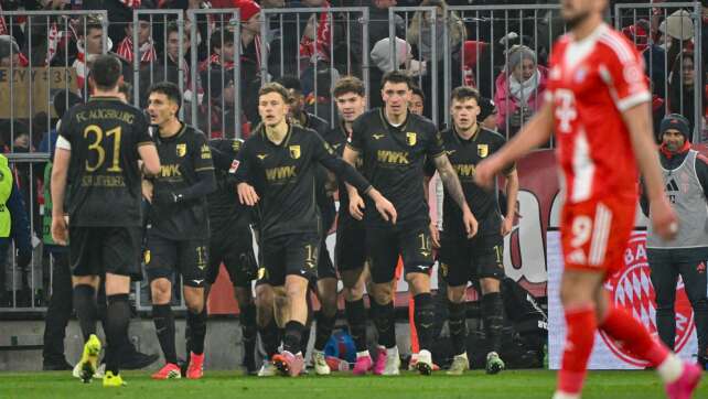 FC Bayern rutscht in Bundesliga aus: Augsburg feiert Coup