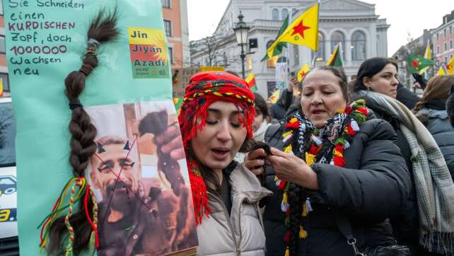Kurden protestieren gegen Vorrücken des syrischen Militärs