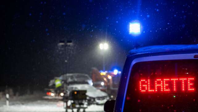 Ehepaar bei Unfall auf schneeglatter Straße schwer verletzt